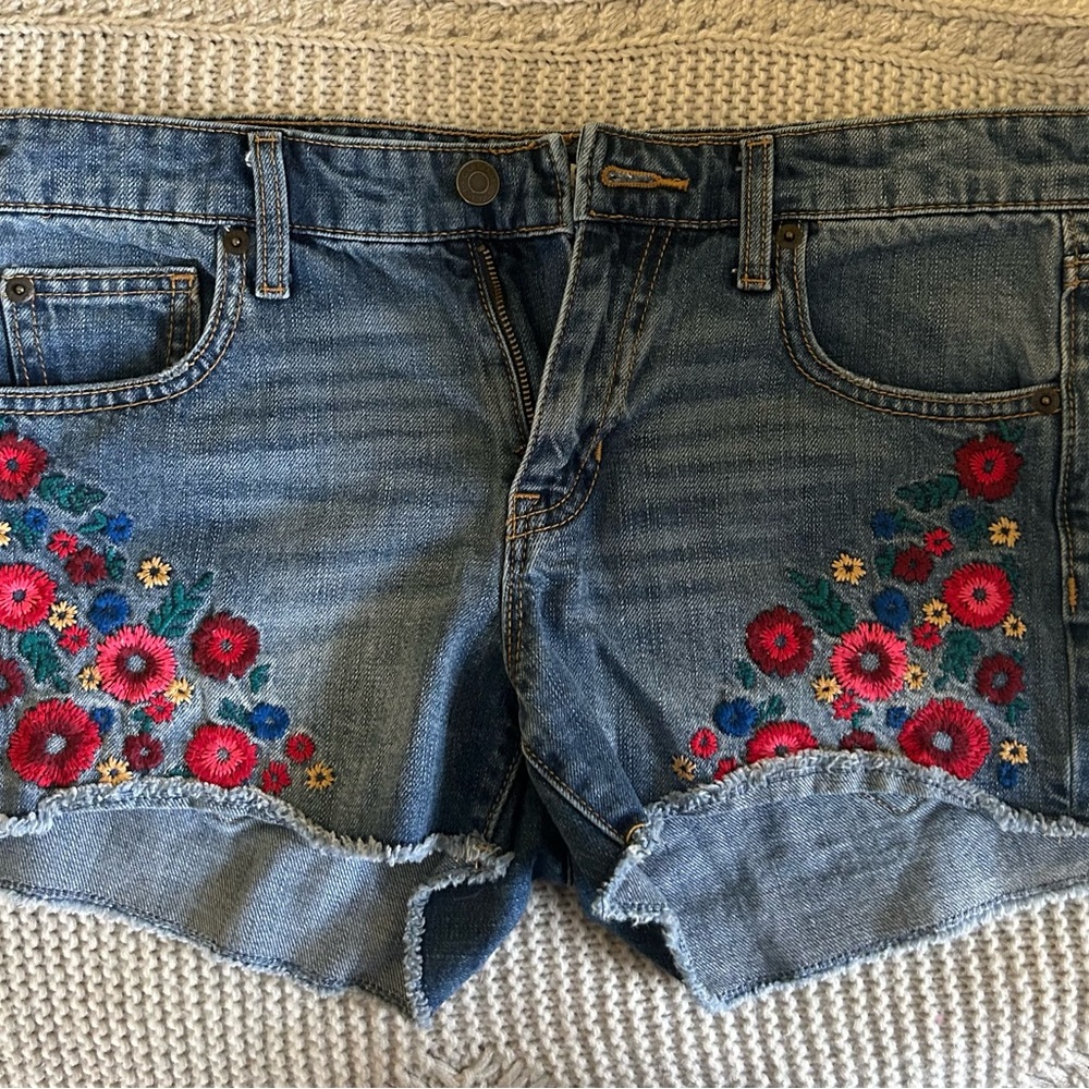 Gap Women’s embroidered jean short